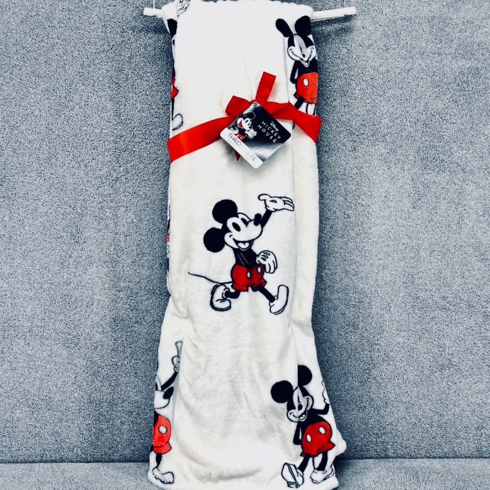 Disney Mickey Mouse Soft Plush Throw Blanket 60 × 70
White bnwt and hanger